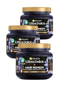 Tre barattoli blu scuro con coperchi dorati etichettati "Garnier Ultra Dolce Hair Remedy", caratterizzati da un design floreale e un badge verde che indica il 97% di ingredienti naturali.