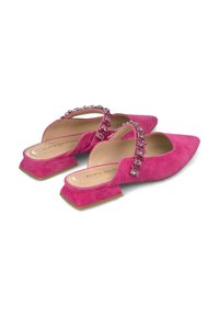 Scarpe slingback in suede rosa con punta appuntita, cinturino decorato con strass e tacco quadrato basso. Finitura interna liscia.