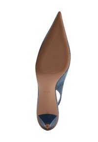 Chaussure à talons hauts en denim avec un bout pointu et un design découpé. Semelle en caoutchouc marron avec des rainures horizontales et un accent bleu marine au talon.
