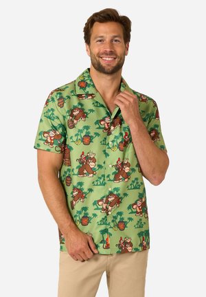 Kurzarmhemd aus leichtem Stoff, mit grünem Grund, verziert mit bunten Zeichentrickfiguren, Fässern und Palmenmustern.