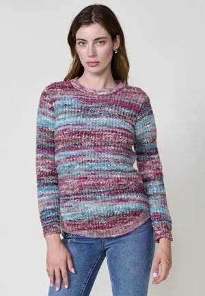 Suéter de punto multicolor con rayas horizontales en rosa, azul y gris. Cuello redondo y acabado texturizado. Mangas largas, ajuste relajado.