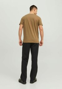 Jack & Jones JJE TEE  O-NECK  - Basic T-shirt - otter