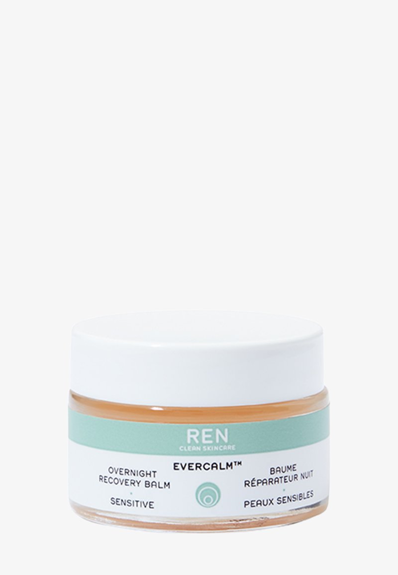 Glas mit REN Evercalm Overnight Recovery Balm für empfindliche Haut mit weißem Deckel und Etikett in Englisch und Französisch.
