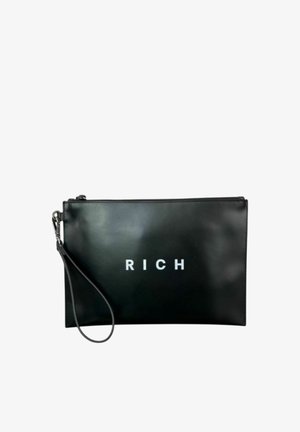 Pochette in pelle nera con texture liscia e chiusura con zip. Presenta la parola "RICH" in lettere bianche e grassetto. Include un cinturino da polso.
