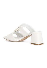 Sandalo bianco open-toe con design a intaglio, superiore in pelle liscia e tacco a blocco. Accent con hardware dorato sulle cinghie.