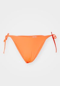 Neon oranžni bikini spodnji del z vezalkami ob straneh, ima gladko teksturo in klasično trikotno obliko. Brez vzorcev ali kovinskih detajlov.