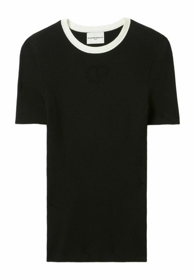 Camiseta negra de manga corta con canalé, que presenta un cuello redondo blanco y un sutil logo texturizado en el pecho.