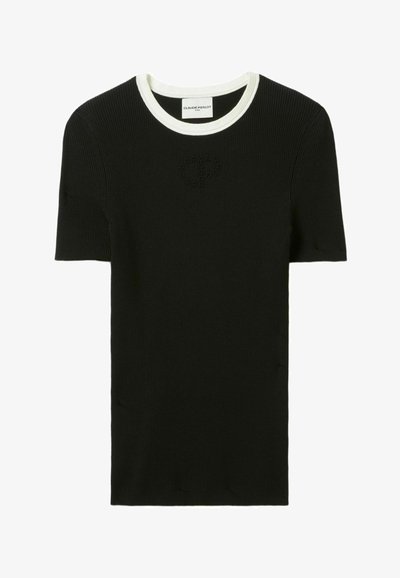 Camiseta negra de manga corta con canalé, que presenta un cuello redondo blanco y un sutil logo texturizado en el pecho.