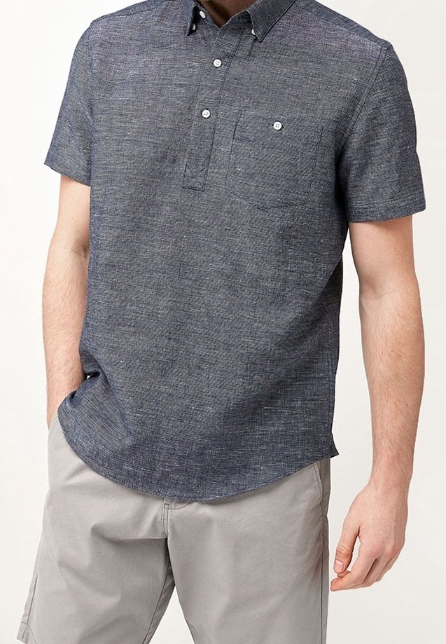 Chemise à manches courtes bleu marine avec col, en tissu texturé, dotée d'une patte de boutonnage et d'une poche poitrine unique.
