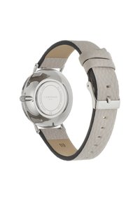Zilveren roestvrijstalen horloge achterkant met een lichtgrijze leren band met textuur, voorzien van zwarte randen en een zilveren sluiting.