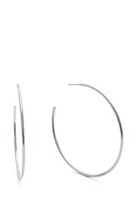 Pendientes de aro de plata con un diseño delgado y elegante. Presentan un acabado suave y pulido, y una estructura abierta para facilitar su uso.