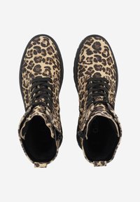 Stivaletti alla caviglia con stampa leopardata, lacci neri, superficie testurizzata e suole in gomma nera. Presentano chiusure con zip su entrambi i lati.
