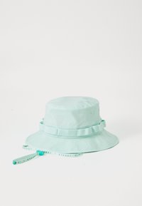 Gorra de cubo verde menta hecha de tela ligera. Presenta un ala ancha, una banda de cinta y un cordón ajustable para un ajuste seguro.