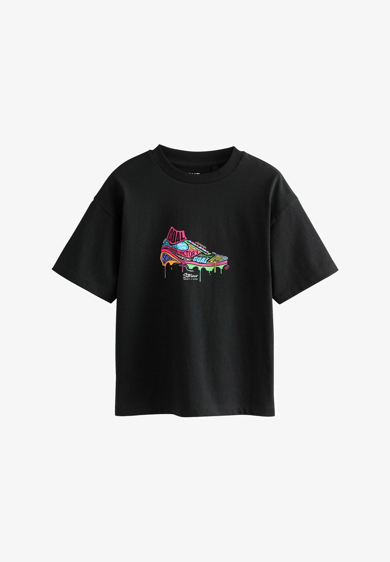 Schwarzes Baumwoll-T-Shirt mit einem farbenfrohen Sneaker-Graphic, Text-Elementen und tropfenden Farbeffekten, kurzen Ärmeln und Rundhalsausschnitt.