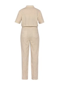 Jumpsuit in lino beige con maniche corte, colletto, vita elastica e due tasche posteriori. Tessuto strutturato con una vestibilità comoda.