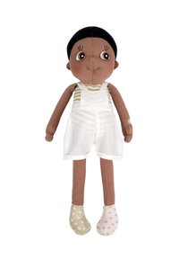 Zachte stoffen pop met een donkere huid, zwart haar en grote bruine ogen. Draagt een witte overall over een gestreept shirt, met niet-passende stippenkousen.