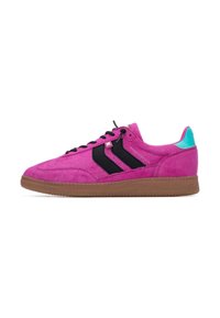 Zapatillas de ante rosa con rayas negras, un acento en el talón turquesa y una suela de goma marrón. Los cordones y las ojales son de color negro.