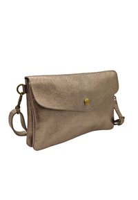 Pochette en cuir doré métallique avec rabat, fermeture magnétique et bandoulière amovible. Surface texturée avec une finition lisse. Forme compacte.