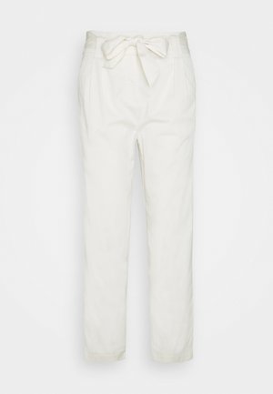 Pantalons légers blancs avec une taille à nouer et deux poches latérales. Design à jambes droites et texture lisse.