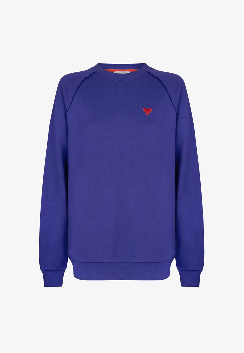 Sudadera púrpura hecha de un tejido suave con mangas largas. Presenta un bordado de un corazón rojo en el pecho y un cuello redondo.