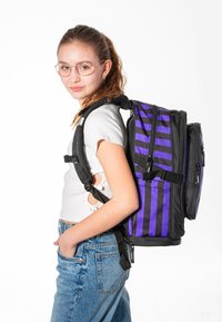 Zaino a strisce nere e viola con diversi scomparti, spallacci imbottiti e cerniere. Realizzato in tessuto resistente con una forma strutturata.