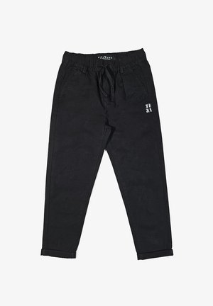 Pantaloni tapered neri con cintura elastica e cordino. Presentano tasche laterali e un piccolo dettaglio con logo sulla gamba sinistra.