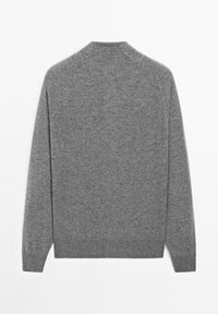 Grauer Strickpullover mit langen Ärmeln, hohem Kragen und einer weichen Textur. Verfügt über eine lockere Silhouette mit gerippten Bündchen und Saum.