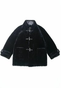 Schwarzer Kunstpelzmantel mit hohem Kragen, Toggle-Verschlüssen, zwei vorderen Taschen und Knopfakzenten an den Ärmeln. Weicher Stoff und lässige Passform.