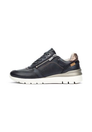Baskets en cuir noir avec une finition texturée, présentant une semelle intermédiaire blanche, des accents métalliques et une fermeture éclair sur le côté.