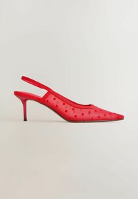 Pantof roșu cu toc kitten slingback, vârf ascuțit, partea superioară din plasă cu model de inimioare și toc stiletto joasă, pe un fundal neutru.