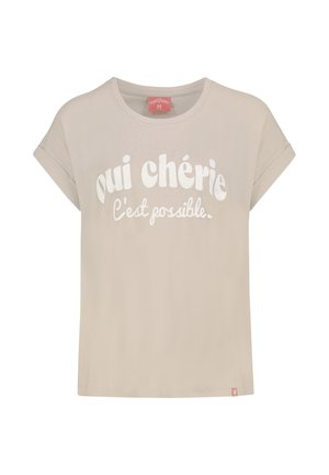 Hellbeiges T-Shirt mit kurzen Ärmeln, umgeschlagenen Bündchen und weißem französischem Text "oui chérie c'est possible" auf der Vorderseite.
