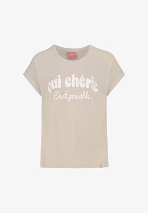 Lichtbeige T-shirt met korte mouwen, opgerolde manchetten en witte Franse tekst "oui chérie c'est possible" op de voorkant.