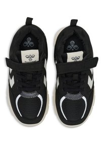 Zapatos deportivos negros con paneles de malla, que presentan rayas diagonales blancas, una correa de velcro y suelas texturizadas. Diseñados para la comodidad y el soporte.