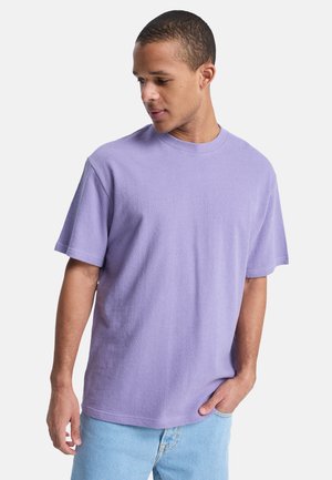 Fioletowy T-shirt z krótkim rękawem wykonany z teksturowanej tkaniny, z okrągłym dekoltem, o luźnym kroju i prostym designie.