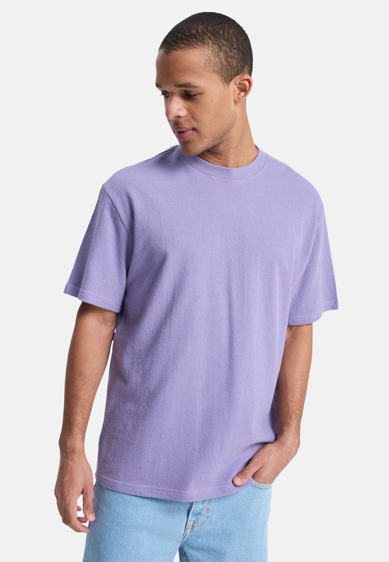 Lavendelfarbenes T-Shirt mit kurzen Ärmeln aus strukturiertem Stoff, mit Rundhalsausschnitt, entspannter Passform und schlichtem Design.