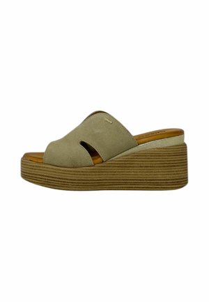 Sandali con zeppa in suede beige, con punta aperta e ritagli laterali, dotati di una suola stratificata e testurizzata e di una soletta liscia e lucida.
