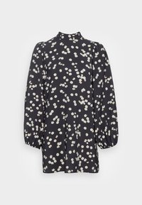 Vestido preto com um decote alto e mangas longas bufantes, apresentando um padrão floral branco. O tecido é suave com uma textura macia.