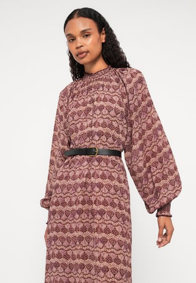 Φόρεμα μακρυμάνικο από υφασμάτινο μοβ με σχέδια, με ψηλό λαιμό, ελαστικούς καρπούς και μαύρη ζώνη που τονίζει τη μέση.