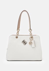 Hvid håndtaske med tekstureret materiale, guldfarvet hardware, en brun håndtagsaccent og et mærke-logo. Har en dekorativ vedhæng vedhæftet siden.