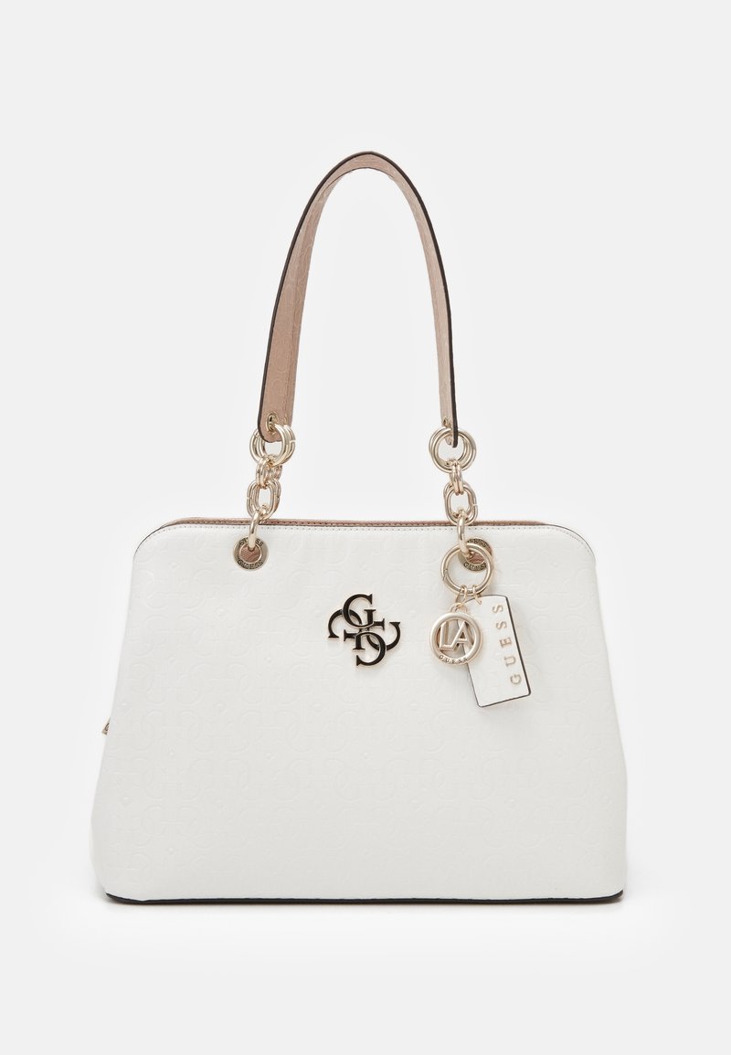 Hvid håndtaske med tekstureret materiale, guldfarvet hardware, en brun håndtagsaccent og et mærke-logo. Har en dekorativ vedhæng vedhæftet siden.