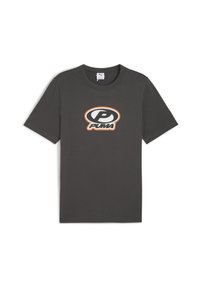 Mørkegrå t-shirt lavet af bomuld, med et stort sort og hvidt Puma-logo omridset i orange på brystet, med korte ærmer og rund hals.