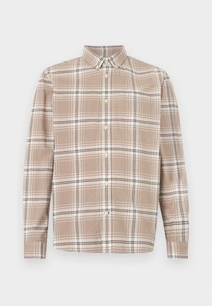 Beige geruite blouse met knopen, lange mouwen, een knoopkraag en een borstzak op een witte achtergrond.