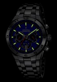 Orologio in acciaio inossidabile nero con quadrante blu, indicatori luminosi, sottoquadranti per cronografo e display della data. Marchiato "Festina Chrono Bike."