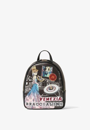 Piccolo zaino in pelle nera con illustrazioni colorate a tema Venezia, tra cui una donna con un vestito blu, una corona, una roulette e la scritta "Venezia Braccialini".