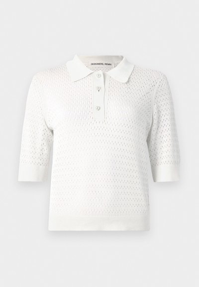 Valge lühikeste varrukatega polo särk, millel on tekstureeritud kudumise disain, nööbiplokiga ja kontrastse kraega. Õrn rombikujuline muster kogu ulatuses.