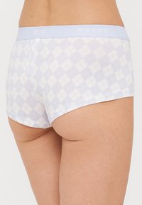 Világoskék, kockás pamut boxeralsó, puha derékpánttal, amelyen a "PIECES" márkaneve található. Sima textúra és fitted kialakítás.