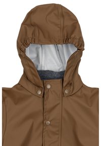 Giubbotto impermeabile marrone con cappuccio e foderato in grigio, caratterizzato da una vestibilità aderente attorno al viso e chiusure a scatto sul davanti.