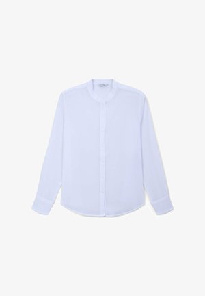 Chemise à manches longues bleu clair en tissu lisse, avec un col rond, une fermeture à boutons sur le devant et un ourlet incurvé.