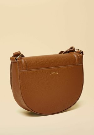 Ruda odinė rankinė per petį, pusiau apskritos formos, su tekstūruotu paviršiumi, auksinių detalių akcentais ir trumpu reguliuojamu dirželiu.