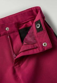 Fuksia-housut, joissa on vetoketju, napitus ja sivupainike; ominaisuudet sisältävät sileän pinnan ja kontrastivärisen mustan sisävuoren.